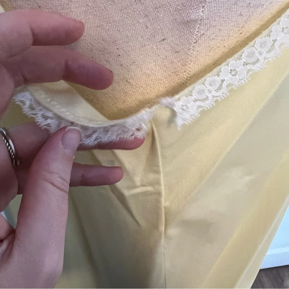VNTG 70s Butter Yellow Embroidered Daisy Nightgown - Picture 6 of 6